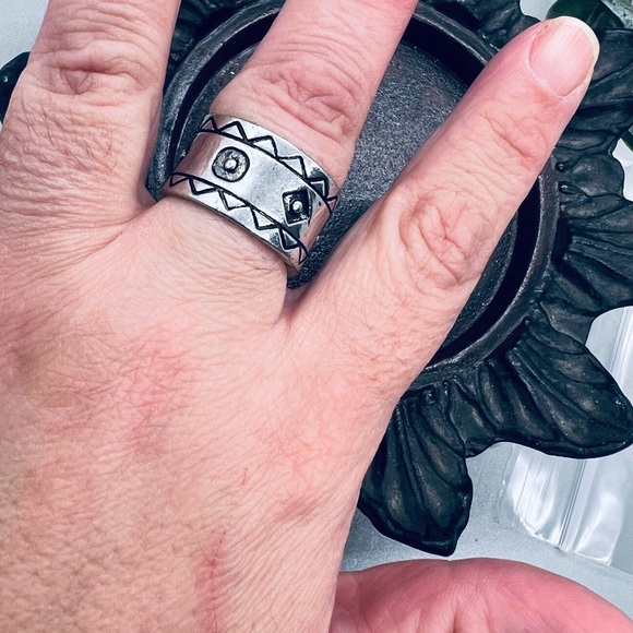 Other - Men's Silver Tribal Pattern Ring Size 11 Costume Jewelry